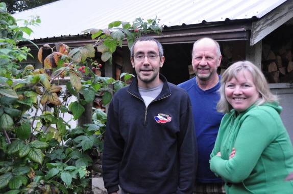 Com o Len e a Irmi na horta de sua casa Chilliwack, na British Columbia. oeste do Canadá